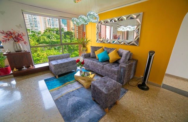 Top floor apt w/Balcony in El Poblado, 1 minute walk to SantaFe Mall!!