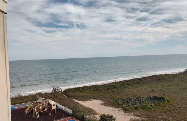 Top floor condo in N. Topsail Beach. Views of the beach & Intracoastal Waterway!