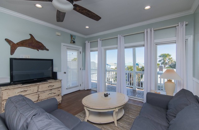 Top Floor Condo w/ Free Pool Access; Direct Beach Access; Cable TV/WiFi Access