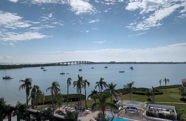 Top Floor Condo with beautiful bay views!