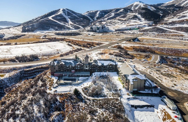 Top Floor Deer Valley Gondola Lakefront Condo- Great views