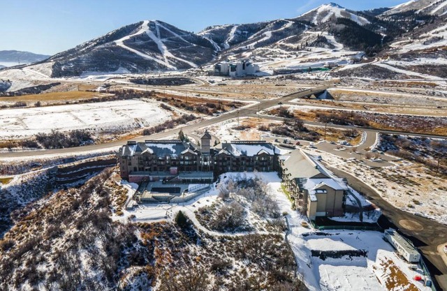 Top Floor Deer Valley Gondola Lakefront Condo- Great views