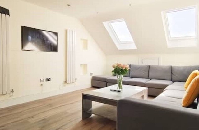 Top Floor Flat 5 Northwood