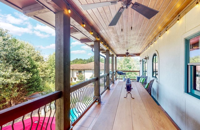 Top-floor Lake Oconee condo with fairway-view balcony, full kitchen