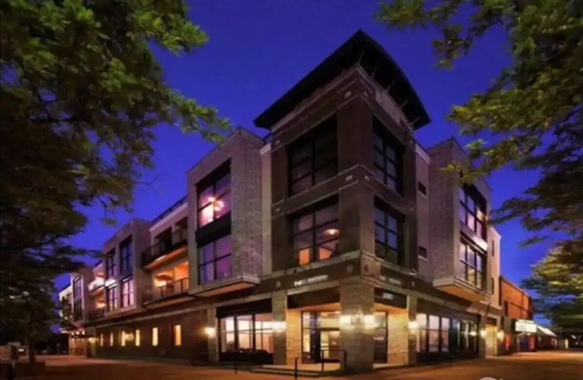 Top Floor Loft in Old Town - Updated and Modern