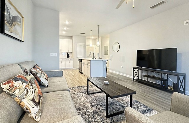 Top-Floor Luxury 1 BR with Pond and Pool Views