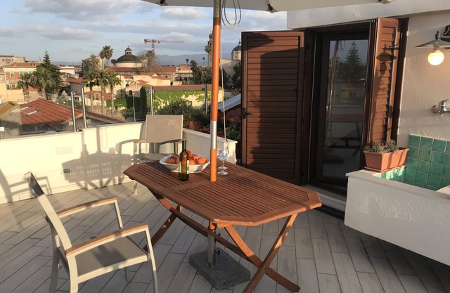 Dernier étage petit mansarde avec vue sur la vieille ville près de la mer