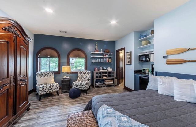 Top-floor studio with golf-view balcony & outdoor TV - near Lake Oconee