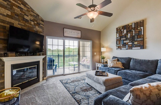 Booking for Summer!! Top-Floor! Family-Friendly! Pool! Center of Town! Sleeps 8!