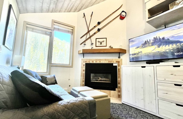 Ski in/Ski out studio on The Corridor! Beautiful alpine views!