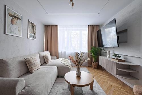 *Top* Full Black Out A/C Fast Wi-fi, Standing Desk