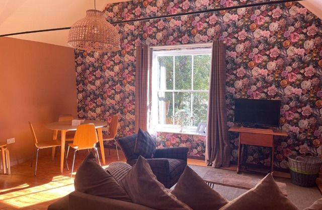 Top House -Stylish property in village location