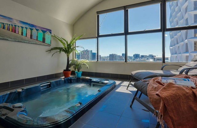 Urban Oasis Stay with Gym Sauna and Hot Tub