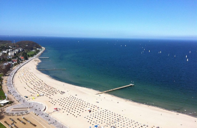 EMPLACEMENT SUPÉRIEUR, DIRECTEMENT SUR LA PLAGE, 32. ÉTAGE AVEC UNE VUE DE RÊVE