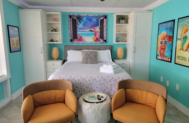 Top location modern beach studio! Walk to the beach, shops, restaurants, w/Pool