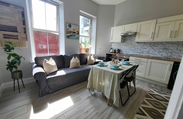 Top Location - Newly Refurbed 2BD, Sleeps 6 W/Loft