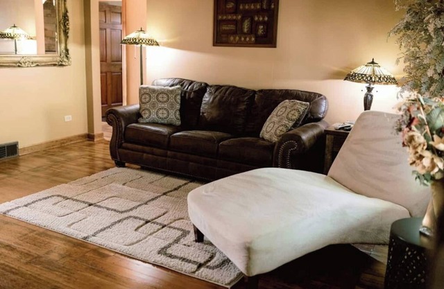 Top location, no cleaning fee, everthings close G