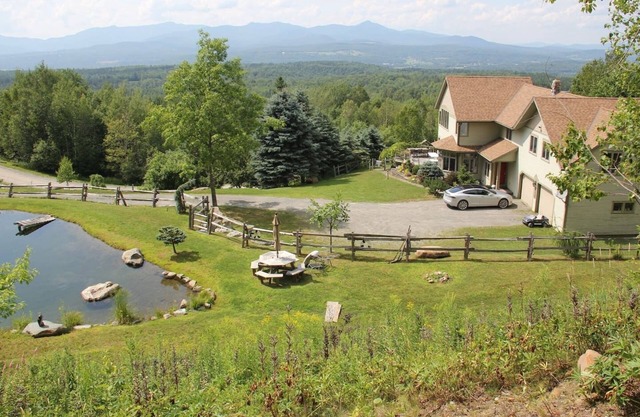 HAUT DU MONDE sur Stowe, Hot Tub, avec prise Tesla. Peut accueillir jusqu'à 17 personnes.