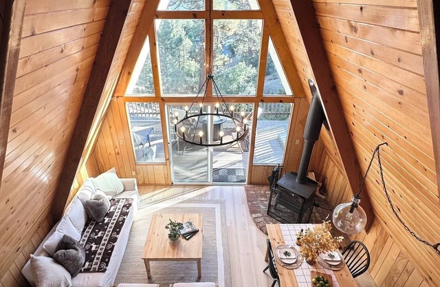 TOP RATED - Big Bear Stargazer Cabin with Hot Tub