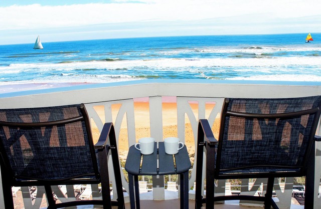 Piscine avec balcon direct en bord de mer