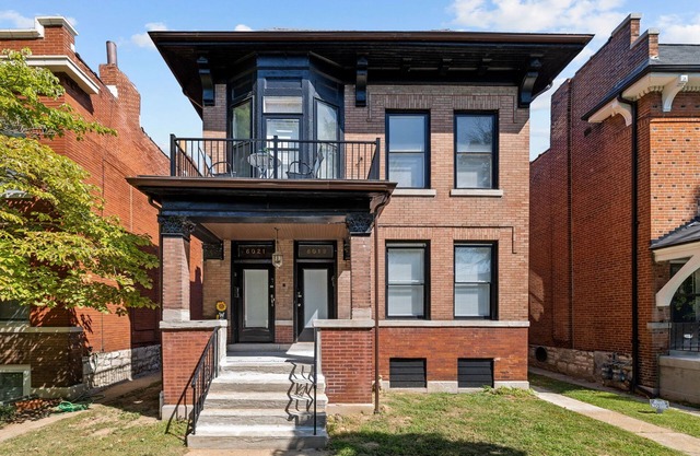 Historic 2-bedroom house in St. Louis near Delmar LOOP, WASHU, Forest Park!!!