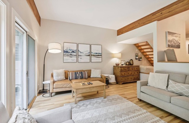 Topnotch 329E- Ideal for family & friends, amazing location!