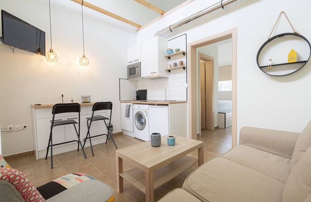 Topos Maisonette Right by RentalsPro