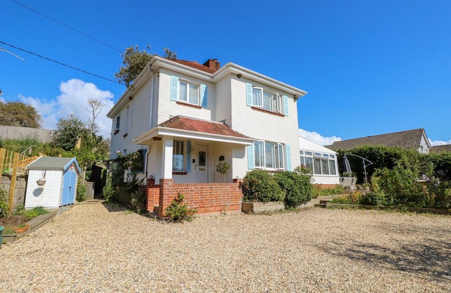 TOPSAILS, pet friendly, character holiday cottage in Totland Bay