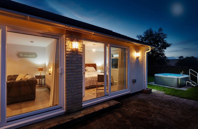 TOR COTTAGE, pet friendly, with hot tub in Tedburn St Mary
