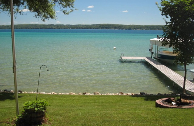 Torch Lake Cottage au bord du lac avec grand ascenseur à bateau.