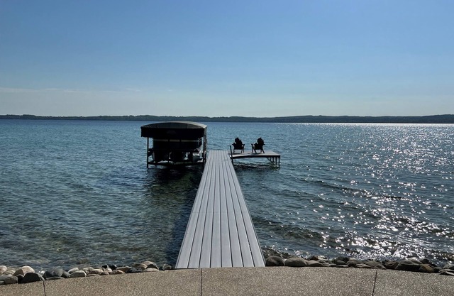 Torch Lake Waterfront Location avec des vues à couper le souffle!