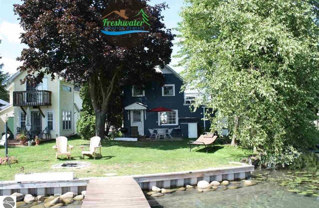 Retraite sur la rivière Torch - (Torch River, MI) Le lac Torch de l'autre côté de la rue!