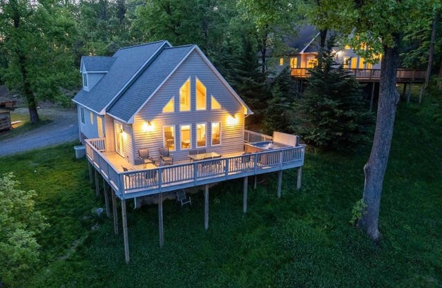 Torry Ridge--hot tub, mountain views, fireplace