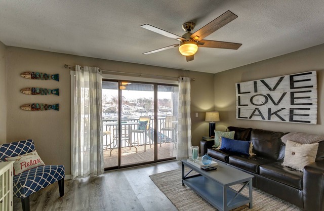 Condo 1 chambre entièrement rénové avec des vues fantastiques sans marches !!