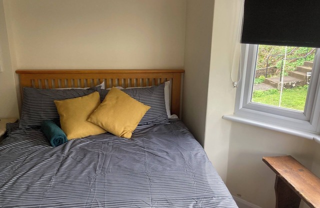 Totnes 4 Bed Family Home Short Walk into the centre