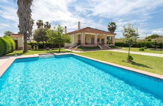 Hébergement touristique 3 chambres à coucher. Piscine et jardin. Les palais, Séville