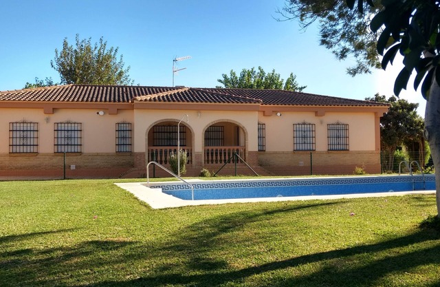 VILLA D'HÉBERGEMENT TOURISTIQUE. 14 SIÈGES. 5 CHAMBRES. PISCINE ET JARDIN,