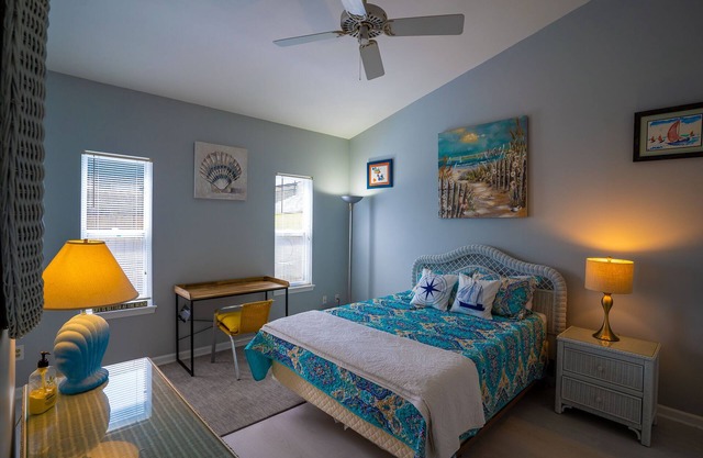 Town House Beach Escape; minutes to Beach