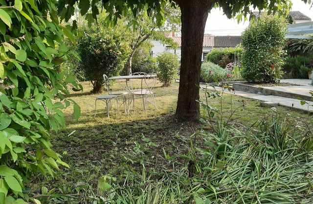Town house with garden, near abbaye aux dames, sleeps 4