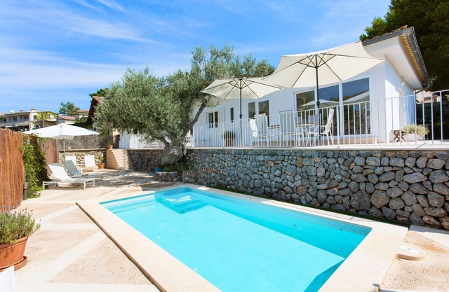 Maison de ville avec piscine proche de la plage – Casa Viktoria
