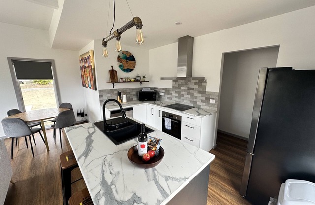 Town & Tide Luxury Unit: Walk to Shops & Beach in 7min
