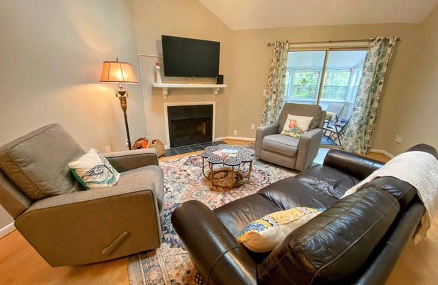 Townhome very close to downtown- long term stay only