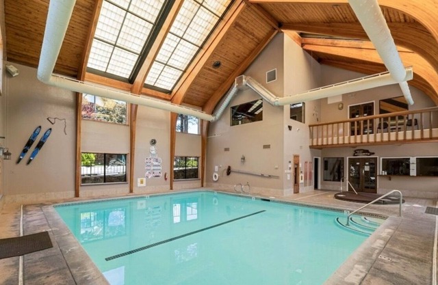 Townhome in gated community. Indoor Pool and Jacuzzi. Village and Marina 1 mile.