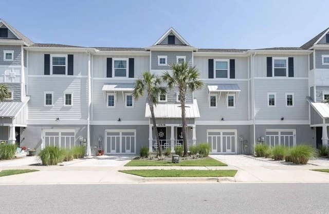 Townhome in Lost Key Gated Community!