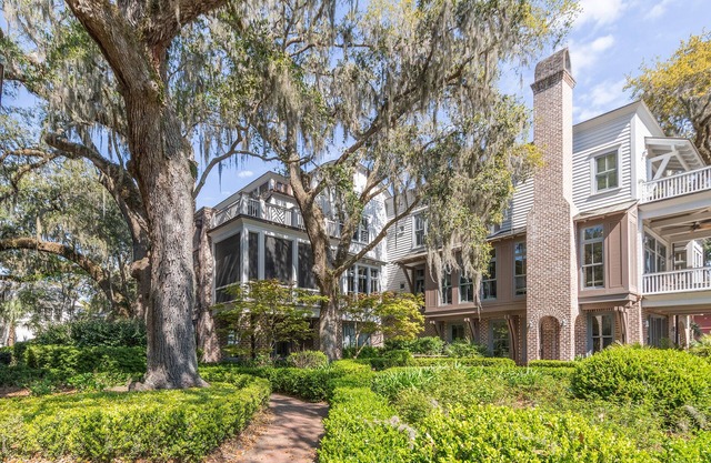 Luxe Wilson Village Townhouse, May River Views, close to pools