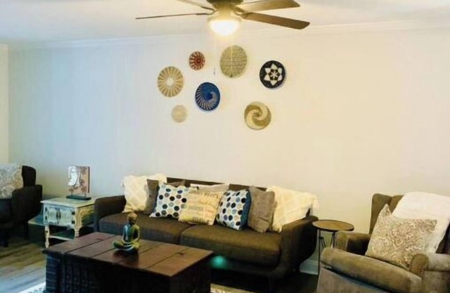 Townhome minutes away from downtown Charleston and Folly Beach