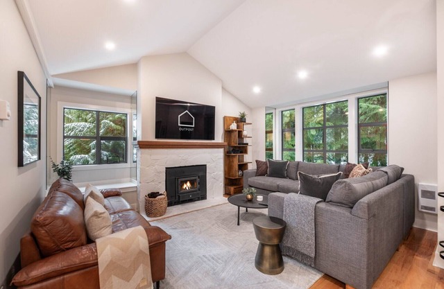 NEW Townhome | Private hot tub | BBQ | Pets