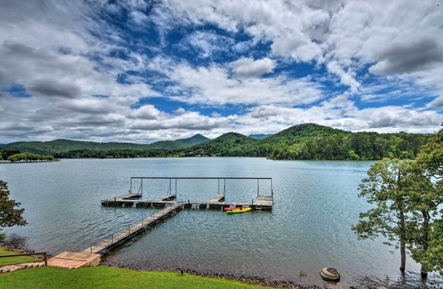 Townhome w/ Fire Pit & Boat Dock: Pets Welcome!