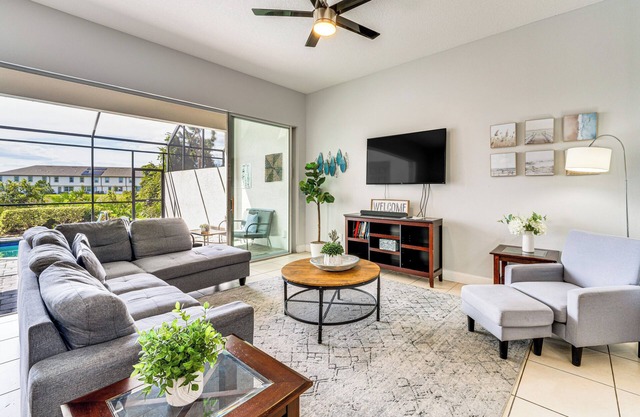 Townhome w/ Lanai & Private Pool: 14 Mi to Disney!
