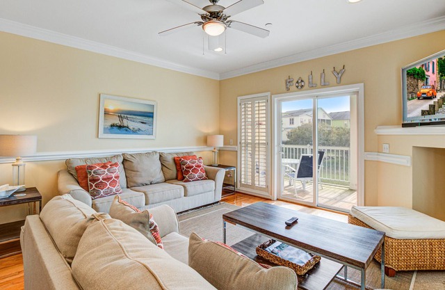 Townhome with marsh/river views & community pool/fishing pier!